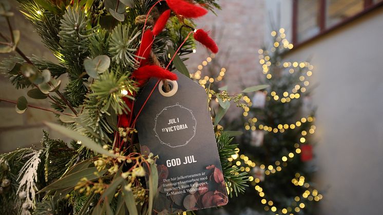 I hjärtat av Kvarteret Victoria, i ett litet utomhusrum i Victoriapassagen, hänger en stor juldekorerad ram som passar fint för årets digitala julkort.