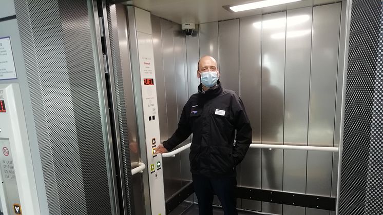 Thameslink Managing Director Tom Moran tries out one of the newly-replaced lifts at Luton Airport Parkway station