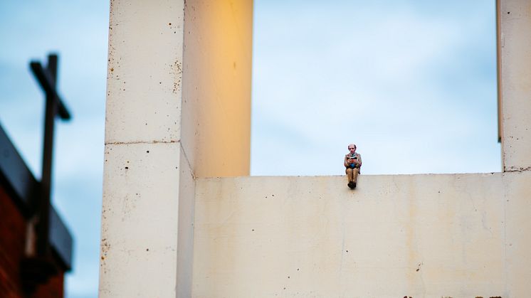 Isaac Cordalin miniatyyriveistoksia on löydettävissä ympäri Espoon Karakallion. Kuva: Iiro Rautiainen.