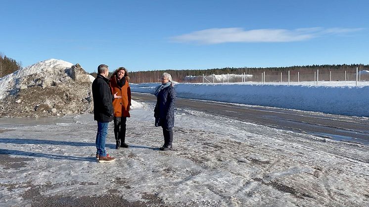 Stina Johansson och Helén Eriksson tillsammans med en ny etablerare i Öhns industriområde.  Foto: Sara Holm