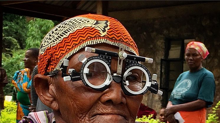 103 årig kvinna provar ut styrka för glasögon.