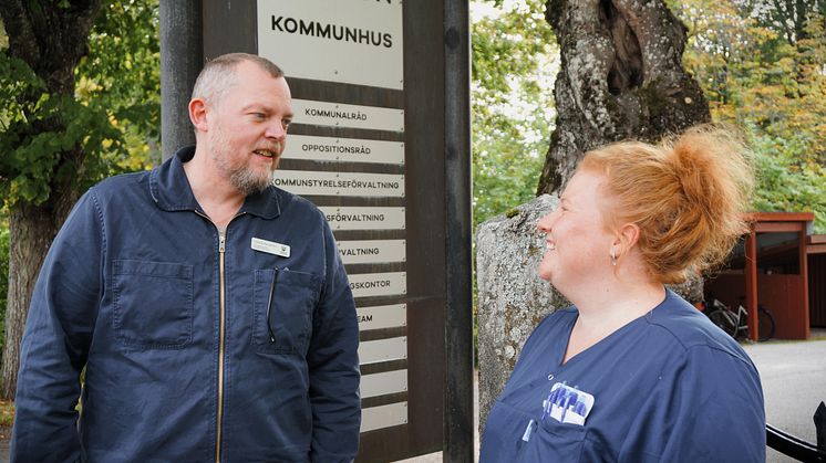 Fredrik Bergström, förvaltningschef i Nora kommun, och Louise Stikkelorum, specialistundersköterska, menar användandet av välfärdsteknik som mobila trygghetslarm inte bara lett till ekonomiska besparingar, utan även skapat en ökad känsla av trygghet.