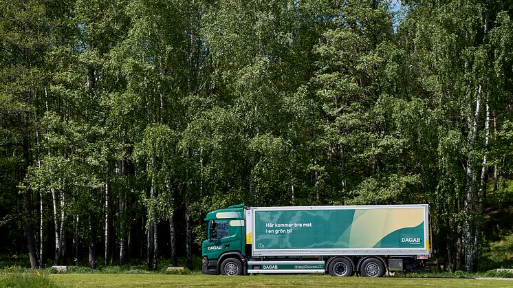 Dagab Scania laddhybrid skog.jpeg