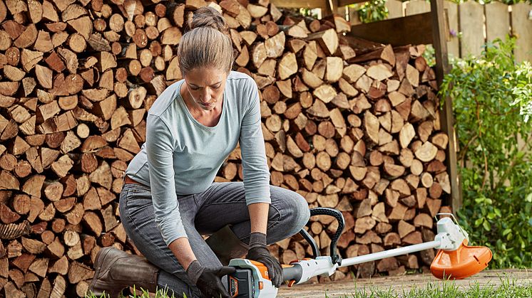 FSA 57 akkutrimmeri on osa STIHL AK Tuoteperhettä. Samalla akulla käyttää kahdeksaa eri puutarhalaitetta aina ruohonleikkurista moottorisahaan.