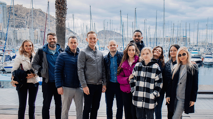 DealPotential-teamet på bolagets teamdagar i Spanien tidigare i år. Från vänster; Beata Pierre, Peter Evjan, Richard Karlsson, Love Diedrichs, Martin Jamt, Sara Musliu, Daniel Antonsson, Nataliia Bokhonska, Kateryna Karpova, Mia Nyman, Andjela Cvetin