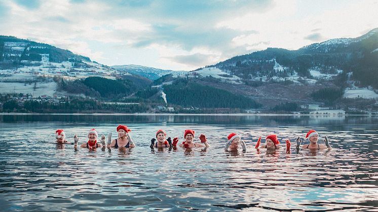 Damene frå Voss badar kvar veke, med unntak av sommarferien. 