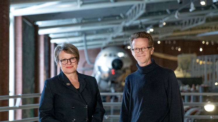 Museumspedagog Torhild Skåtun og en av de to prosjektlederne, Dag Andreassen gleder seg stort over tildelingen fra Sparebankstiftelsen DNB.