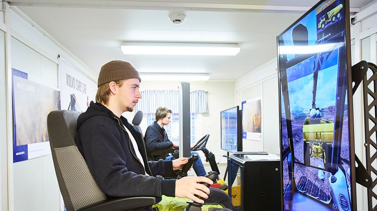 Eleverna Linus Lundgren och Viktor Forselius i arbete i simulatorerna från Volvo Construction Equipment