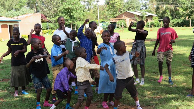 Gör som barnen på Gustafs barnhem i Kenya - en egen version av rocka sockorna-låten!