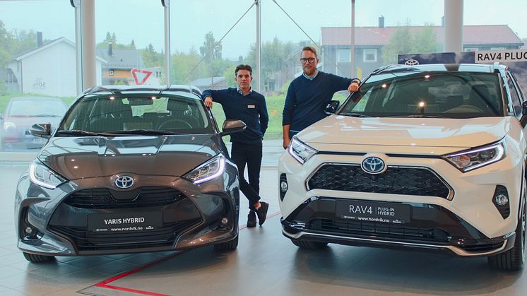 Det er to superpopulære hybrider som nå kommer i helt nye utgaver, sier Andreas J. Slettjord og Thomas Elmon Johannessen i salgsteamet hos Nordvik Toyota Mo i Rana. Foto: Nordvik AS.