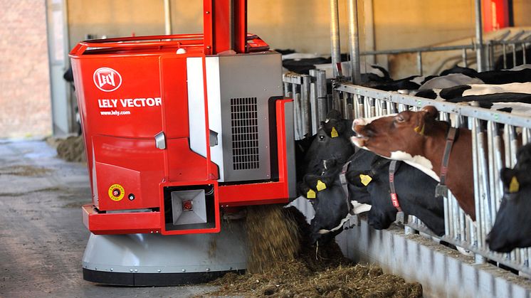 Vector från Lely är den första utfodringsrobot som själv avläser foderbordet och vid behov hämtar och serverar nytt foder. 