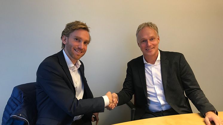 Emil Glimåker, vd på FordonsGas Sverige AB och Anders Östlund, vd på Öresundskraft, tar i hand efter avslutad affär.