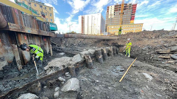 Utgrävningsplatsen vid kvarteret Röda Bryggan, mellan Järntorget och Esperantoplatsen. Här syns vägbankens norra del som ledde in till 1600-talets Göteborg. Foto: Johan Thörnqvist, Göteborgs stadsmuseum