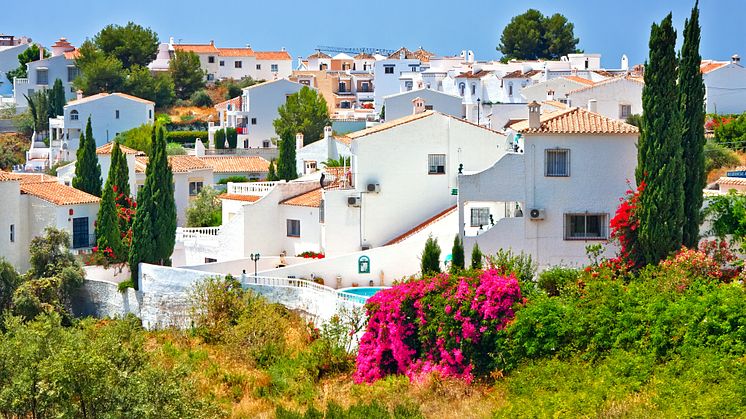 Vy över populära Nerja på den spanska solkusten.