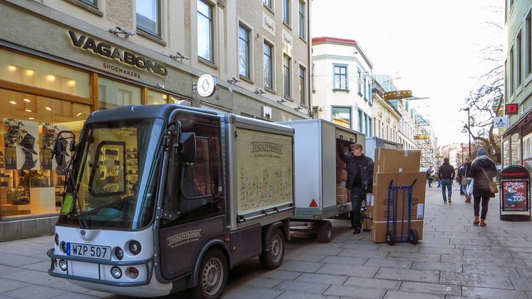 Stadsleveransens eldrivna lastfordon hämtar och lämnar paket och annat mindre gods på Kungsgatan som är en gågata mitt i Göteborg. Bild: Asbjörn Hanssen