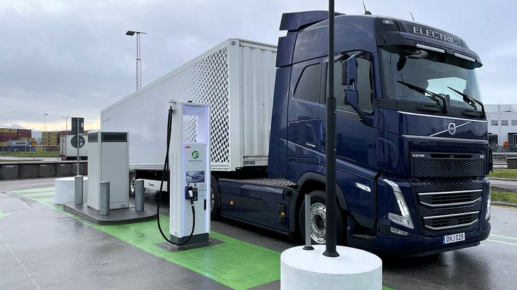 An electric Volvo truck at one of the four new charging spots at Port Entry. Photo: Göteborg Energi.
