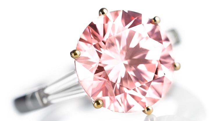 Hele tre sjældne diamanter, der hver især er vurderet til 1-1.5 mio. kr., kommer under hammeren sammen med smykker i forskellige prisklasser.