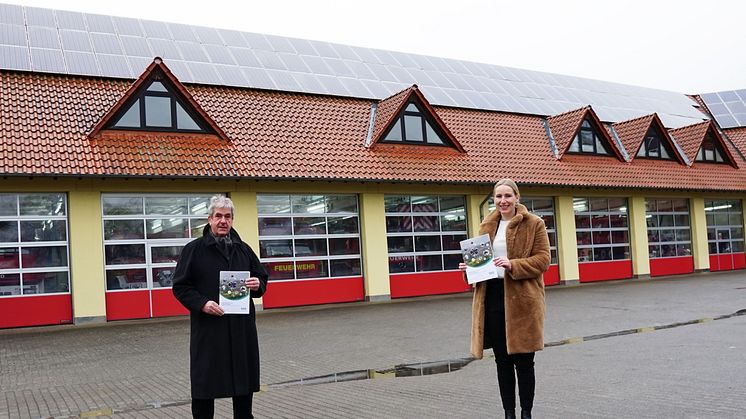 Vor der Feuerwache mit PV-Anlage: Brakels Bürgermeister Hermann Temme und Leonie Riekschnietz, Kommunalreferentin WW.