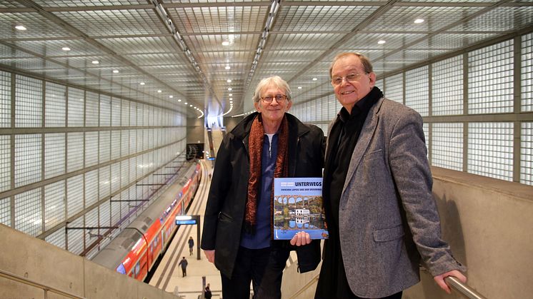 Die Autoren Peter Franke (Fotografie) und Bernd Sikora (Text und Konzept) mit dem Bildband "Unterwegs - zwischen Leipzig und dem Erzgebirge"