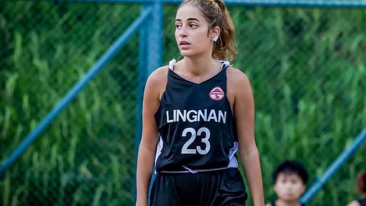 Utbytesstudenten Kattia Rahi, med SM-guld på meritlistan, spelade basket för Lingnan University, här i en match mot stadsrivalen City U (City University of Hong Kong).