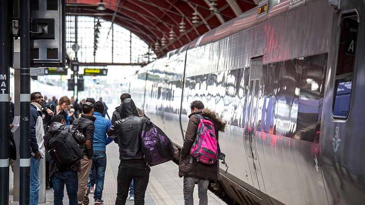 Flyktingar vid tåg. Foto: News Øresund - Johan Wessman