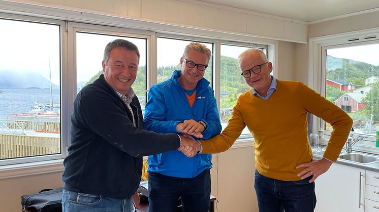 The Norwegian Minister of Fisheries and Seafood Odd Emil Ingebrigtsen (in the middle) congratulates Cermaq (Knut Ellekjær on the right) and Folla Alger (Tarald Sivertsen on the left) on the algae project