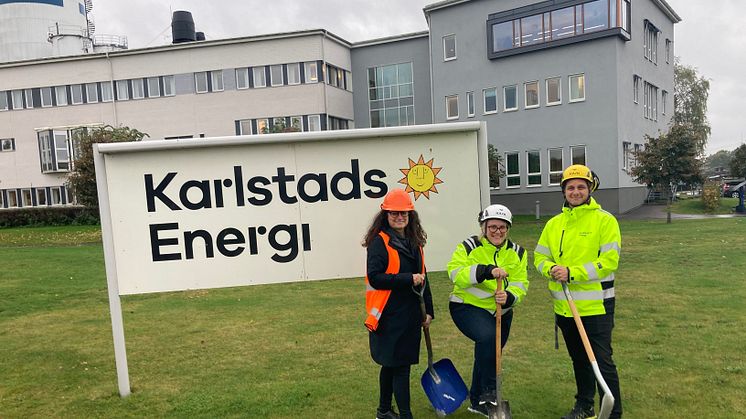 Kommunfullmäktige har gett grönt ljus till Karlstads Energis satsning på ett fjärrkylanät. Det firar Mia Johansson, försäljningschef, Linda Östberg, produktionschef, och Ronnie Sparrenholt, distributionschef, med ett symboliskt första spadtag.