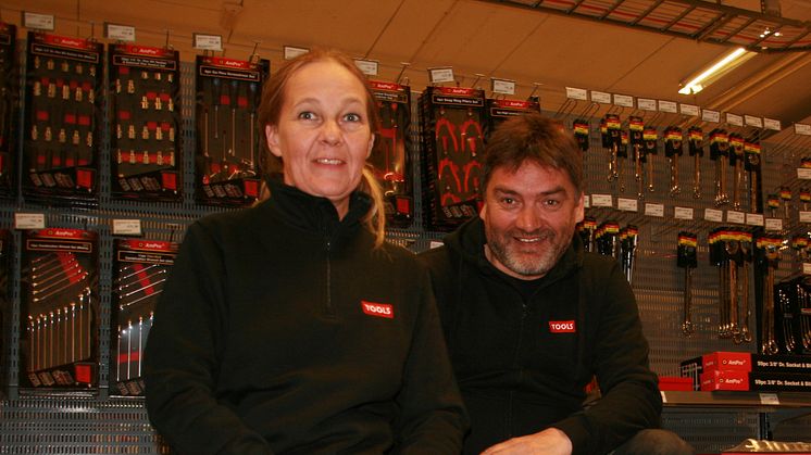 To fornøyde kollegaer, Butikksjef Marte Teigen og butikkmedarbeider Jan Arne Vold