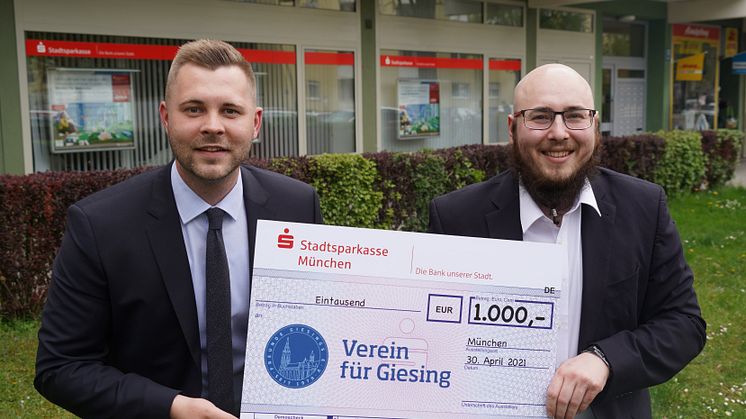 (v.l.) Filialleiter Kevin Kaltenhauser freut sich zusammen mit Sebastian Wuttke, Vereinsvorsitzender der Freunde Giesings e.V..
