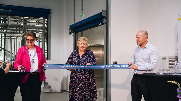 Hanne Opdan, ordfører i Nordre Follo, Høyre-leder Erna Solberg og Matts Johansen, administrerende direktør i Aker BioMarine. Foto: Per Haaheim/Aker BioMarine