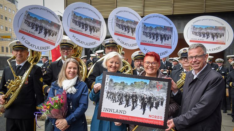 Fornøyde musikanter i Kampen Janitsjar laget like godt tubatrekk av frimerkene. Foran fra venstre står designer Kristin Granli, konserndirektør Gro Bakstad i Posten, president Rita Hirsum Lystad i NMF og frimerkedirektør Halvor Fasting i Posten. Foto