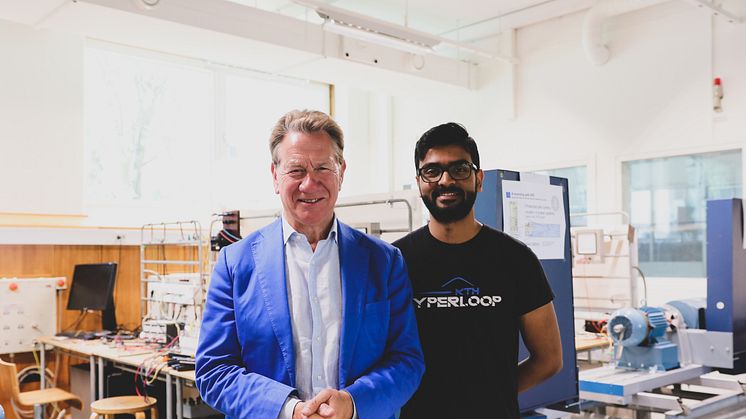 Vivek Anand från KTH Hyperloop och programledaren Michael Portillo. Bild: MTR Express