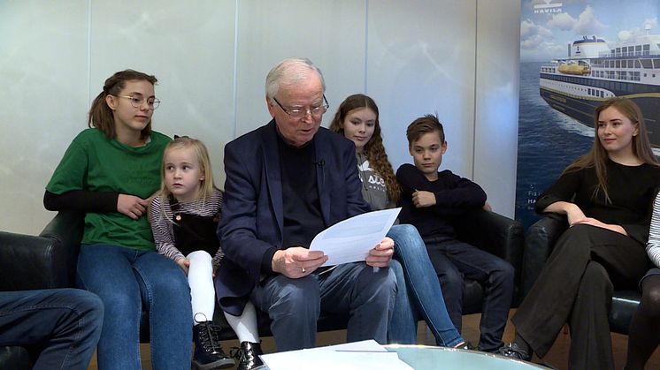 Per Sævik med nokre av barnabarna som var med på namnekonkurransen då dei nye kystruteskipa skulle få namn. Foto: Arne Flatin/NRK