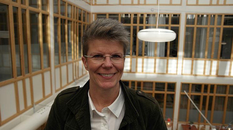 Anneli Dyrvold är uppvuxen i Örnsköldsvik. Hon har tidigare arbetat som lärare matematik och naturkunskap på gymnasiet i Örnsköldsvik, men nu är hon på väg mot en doktorsexamen. Foto: Ingrid Söderbergh