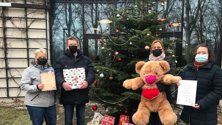 Frau Lohmann, Herr Schultze (Geschäftsleiter im Marktkauf Markkleeberg), Frau Zabka und Kerstin Stadler vom Kinderhospiz Bärenherz