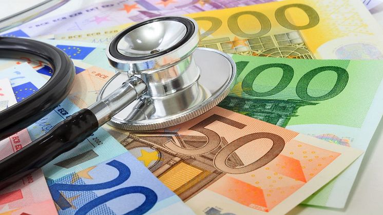 Kostenübernahme einer Lipödem-Behandlung oder Investition in die eigene Gesundheit auf Raten? Foto: iStock / RomoloTavani