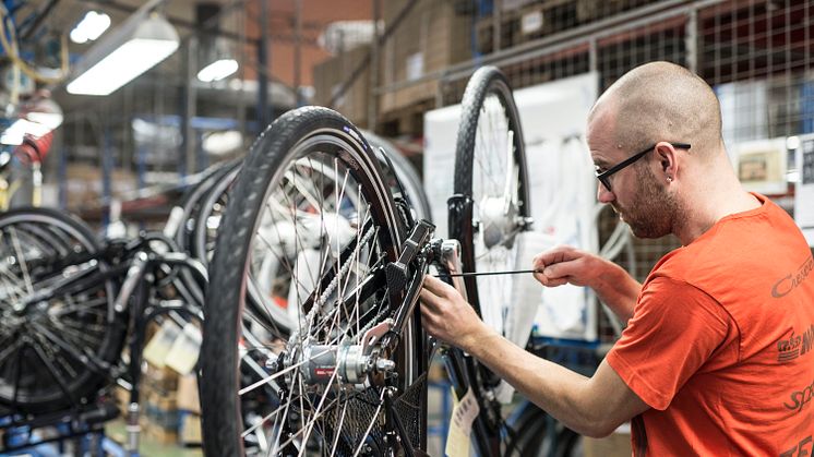 Elcykelproduktionen i Varberg innebär fler arbetstillfällen på fabriken i Varberg.