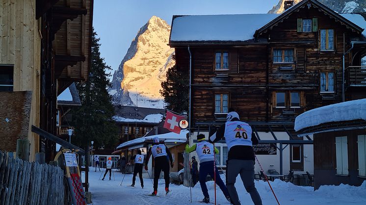 Langläufer im Bergdorf Mürren mit dem mit Abendsonne beleuchteten Eiger im Hintergrund