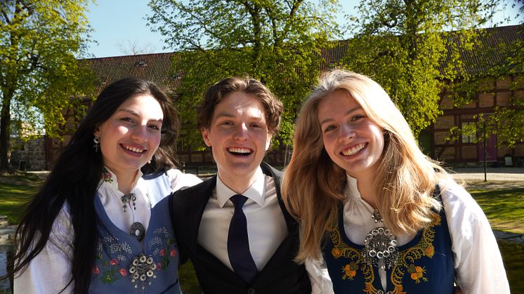 Årets konferansierer Sunniva Totino, Nicolay Viggen og  Kristine Østberg fra dramalinjen på Hartvig Nissens skole gleder seg til de skal på scenen.