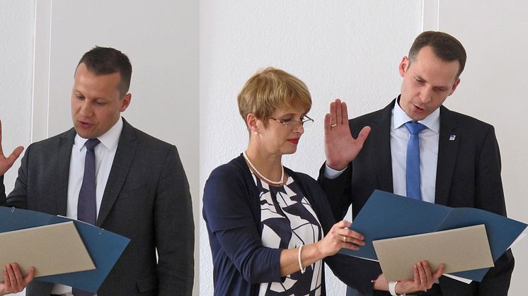 Prof. Dr. jur. Thomas Höppner, Prof. Dr.-Ing. Stefan Kubica, apl. Prof. Dr. rer. pol. habil. Stephan Meyer (v.l.) erhielten von Brandenburgs Wissenschaftsministerin Dr. Martina Münch ihre Ernennungsurkunden.