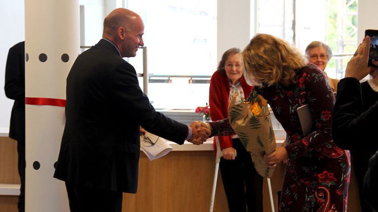 Byråd Geir Lippestad overrakte blomster til bydelsutvalgsleder i Østensjø, Kristin Sandaker.