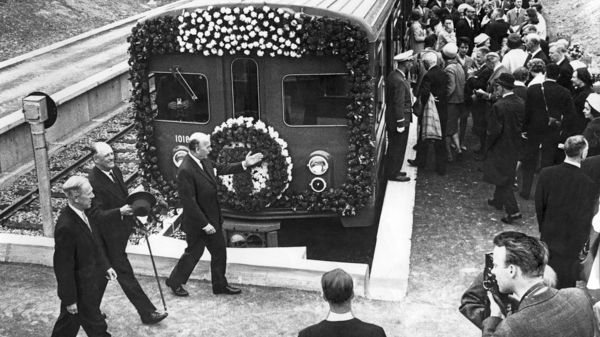 Kong Olav på Bergrystallen T-banestasjon i forbindeles med den offisielle åpningen av T-banen 22.mai 1966