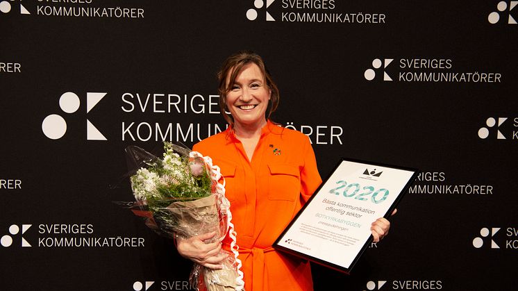 Charlotta Lundström, presschef, Botkyrkabyggen tog emot pris för bästa kommunikation inom offentlig sektor.