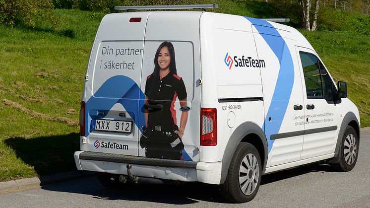 Ungefär hälften av SafeTeams servicebilar är profilerade med en bild på en kvinnlig tekniker