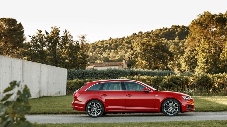 A4 Avant er en af Audis mest populære modeller, der med sit skarpe og elegante design har masser af plads til både voksne, børn og bagage