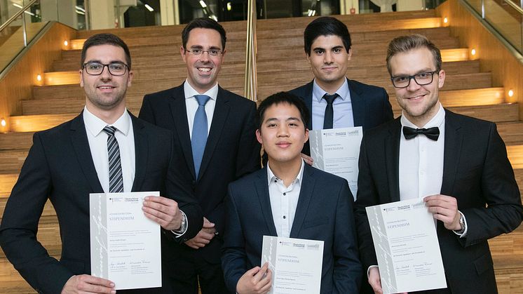 von links nach rechts: André Berger, Alexander Hohaus (apoBank, Personalmarketing), Ngoc Khang Nguyen, Mustafa Sezer und Jonas Krettek, Foto: HHU / Ivo Mayr