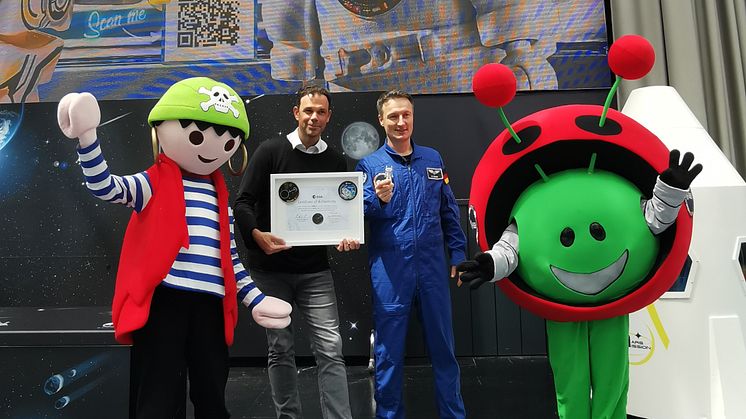 ESA-Astronaut Matthias Maurer übergab die PLAYMOBIL-Figur "ROBert" nach dem gemeinsamen Einsatz auf der Internationalen Raumstation im PLAYMOBIL-FunPark am Sonntag an Unternehmenssprecher Björn Seeger