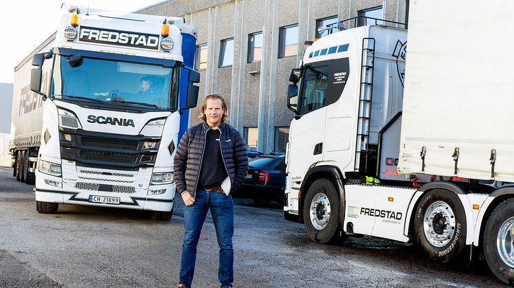 Hans Martin Fredstad har nettopp fått levert 10 nye Scania trekkvogner. I halvannet år fremover skal hans selskap få levert to nye Scania 590R i måneden.