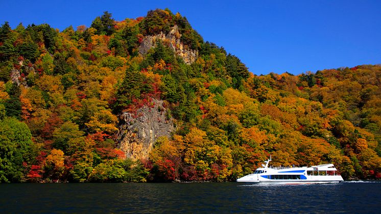 Autumnal leaves of Lake Chuzenji