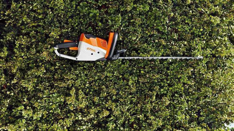 STIHLs häcksax HSA 56 fick toppbetyg av Gör Det Själv i nyligen genomfört test av batteridrivna häcksaxar. Foto: STIHL. 